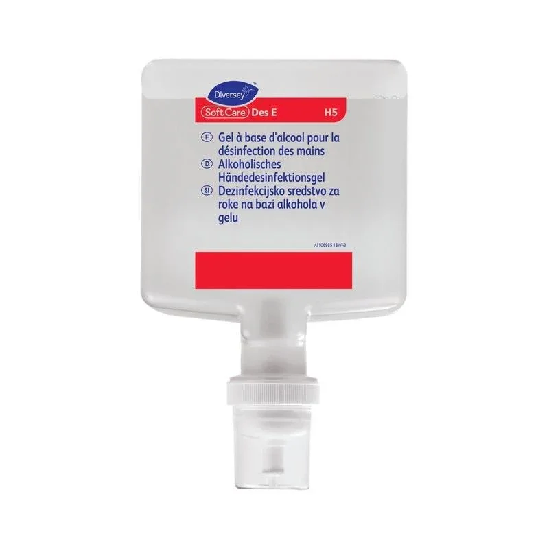 Eine rechteckige, durchsichtige Kunststoffflasche mit weißem Verschluss und rotem Etikett enthält Soft Care Des E H5, ein VAH-gelistetes Gel-Handdesinfektionsmittel der Diversey Deutschland GmbH & Co. OHG. Das mehrsprachige Etikett informiert über die Anwendung.