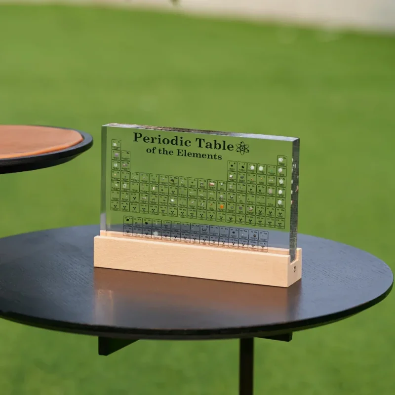 Beleuchtete periodische Tabelle mit echten Elementen - Elementa | Karnz