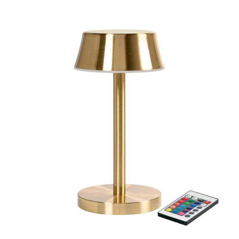 Die LED-Lampe Nour Midi von Duni GmbH besticht mit messingfarbenem, modernem Design sowie zylindrischem Sockel und rundem Schirm. Eine Fernbedienung sorgt für energieeffiziente Beleuchtung. Die Packung enthält 1 Stück.