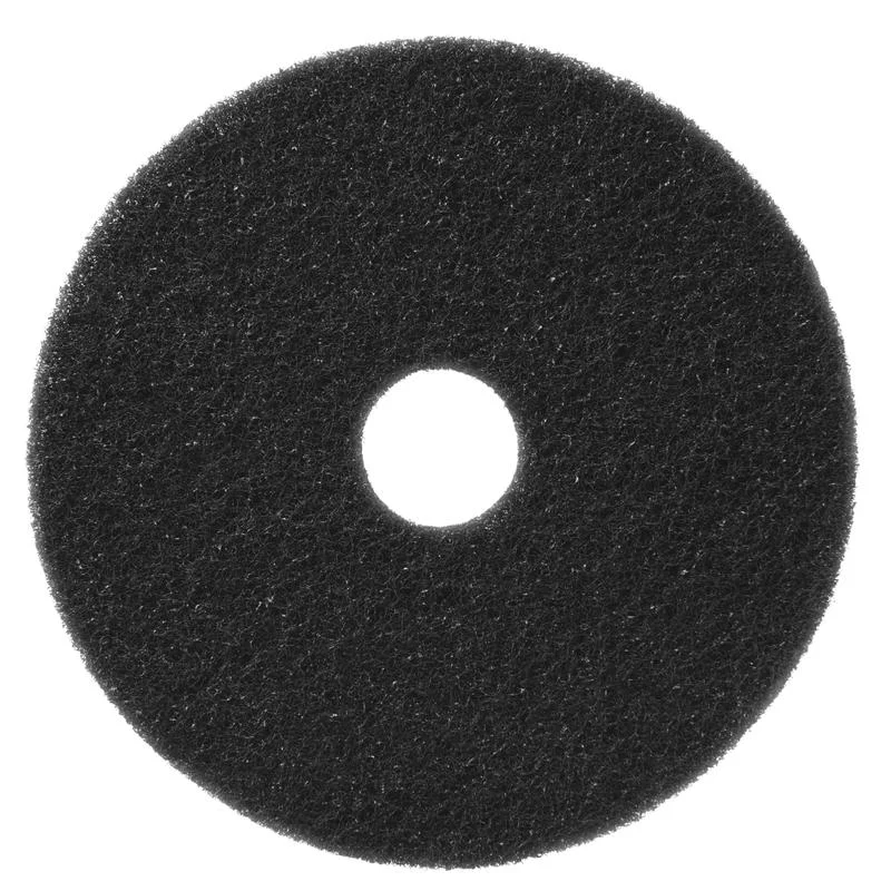 Das TASKI Americo Pad Schwarz, ein aggressives Scheuerpad von Diversey Deutschland GmbH & Co. OHG, zeichnet sich durch ein rundes schwarzes Design mit grober Textur und Mittelloch aus, ideal für anspruchsvolle Reinigungsaufgaben. Abgebildet auf weißem Hintergrund.