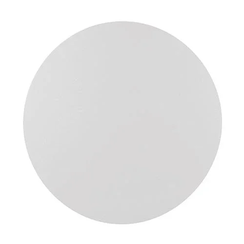 Ein schlichter, weißer Kreis mit glatter Kante auf weißem Hintergrund, ähnlich den PAPSTAR 100 Tortenunterlagen (runde, weiße Tortenplatten aus Pappe mit glatter Kante) der PAPSTAR GmbH.