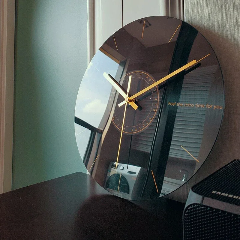 Künstlerische Glas-Wanduhr für stilvolle Innenräume