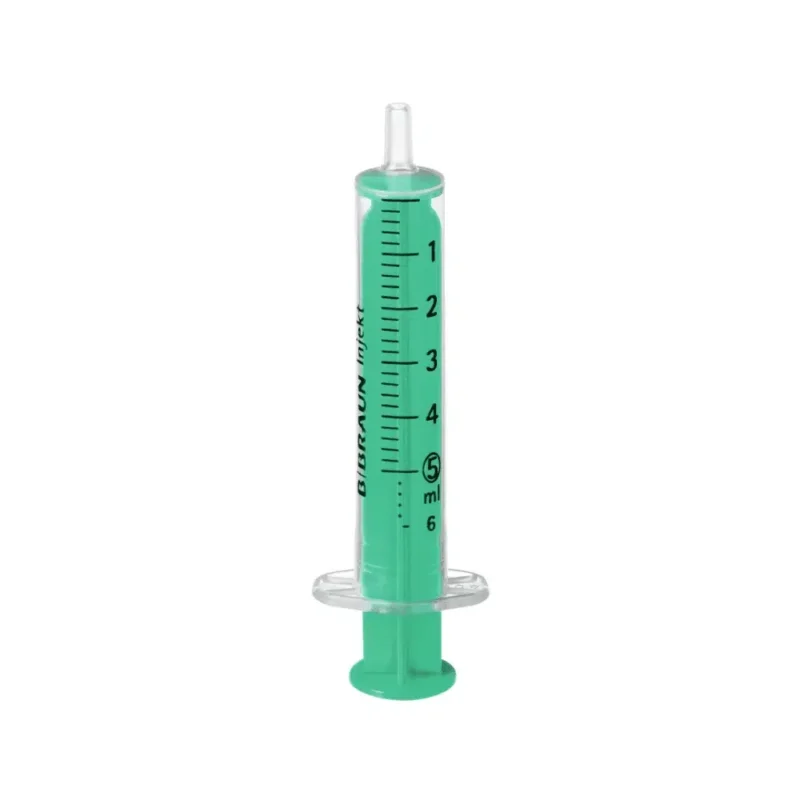 Eine grüne 2-ml-B. Braun Injekt® Luer Solo Einmalspritze, hergestellt von B. Braun Deutschland GmbH & Co. KG, mit transparentem Körper und deutlichen Markierungen. Ausgestattet mit einem Luer-Ansatz und mit abnehmbarer Kappe und Kolbengriff steht die Spritze aufrecht vor einem weißen Hintergrund.