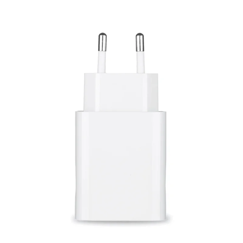 Das Netzteil und die Netzteil-Schutztasche für das Pluslife Mini Dock sind ein eleganter europäischer Steckeradapter in Weiß mit zwei Metallstiften, der sich ideal zum Betreiben elektronischer Geräte eignet. Er wird aufrecht vor einem schlichten weißen Hintergrund präsentiert, was sein elegantes und minimalistisches Design unterstreicht.