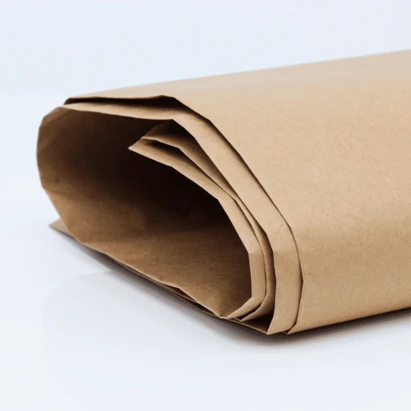 Ein sauber aufgereihter Stapel DEISS Papiersäcke, jeweils mit dem Aufdruck „ABFÄLLE“ und wasserfestem Kraftpapier, liegt auf einer weißen Fläche vor einem schlichten Hintergrund und zeigt so ihr glattes, strukturiertes Erscheinungsbild. Dieses von der EMIL DEISS KG (GmbH + Co.) produzierte Set enthält 25 Stück der robusten, kompostierbaren Blätter.