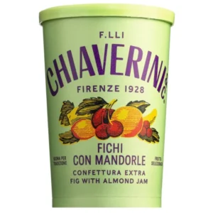 Ein grünes Chiaverini-Glas mit der Aufschrift "Confettura extra di fichi con mandorle" ist mit Feigen, Mandeln und Blättern illustriert. Der violette und gelbe Text beschreibt diese 400 g Toskanische Spezialität als Feigenkonfitüre extra mit Mandeln.