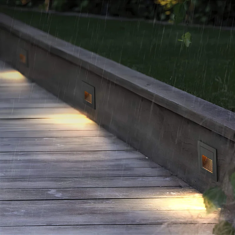 Elegante Treppenwandlampe für Sicherheit und Atmosphäre