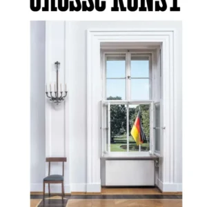 Ein großes Fenster in einem hellen Raum bietet einen Blick auf einen grünen Rasen, auf dem draußen eine deutsche Flagge weht; im Raum sind zwei schwarze Stühle und eine Kerzenleuchte zu sehen.