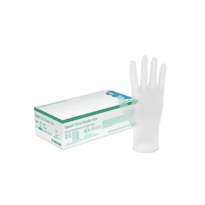 Eine Schachtel B. Braun Vasco® Vinyl Powder-free Einmalhandschuhe wird ausgestellt, daneben steht ein einzelner Handschuh aufrecht. Die überwiegend weiße Verpackung mit grünen Akzenten betont die Chemikalienbeständigkeit, und auf der Schachtel sind verschiedene Produktdetails aufgedruckt.