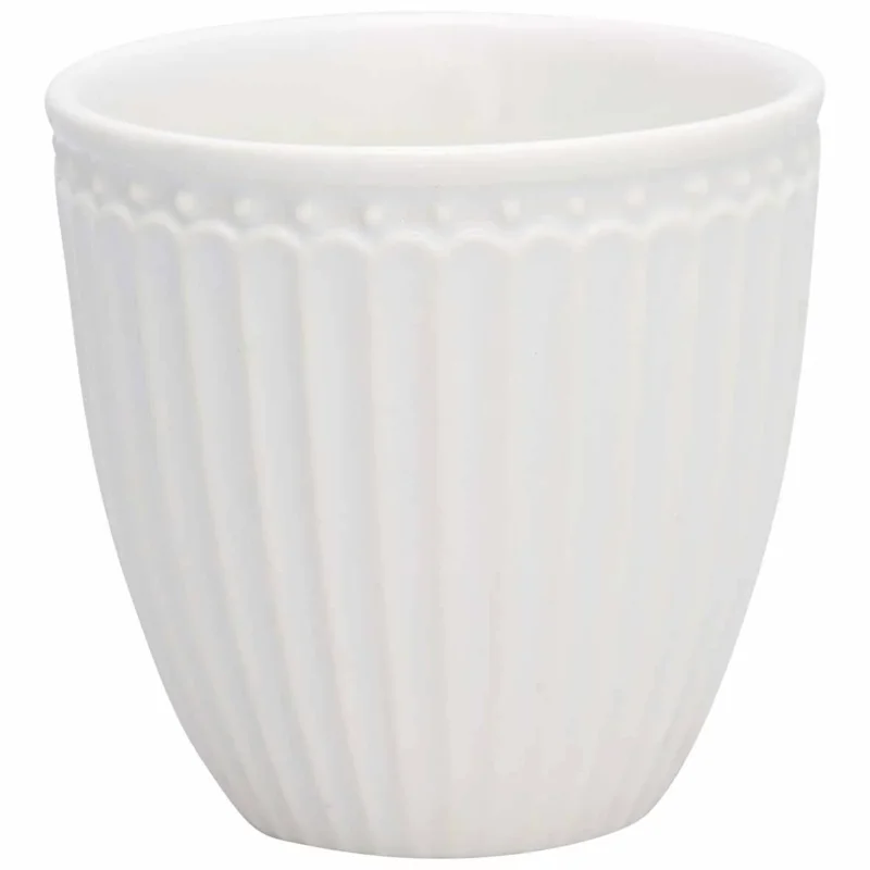 GreenGate - Alice Mini Latte-Tasse mit strukturiertem Außendesign, isoliert auf einem einfarbigen Hintergrund.