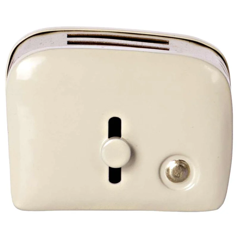 Vintage Maileg – Puppenhaus Toaster mit Toast weiß mit einem Schiebeknopf vorne und einem runden Knopf auf der rechten Seite, isoliert auf weißem Hintergrund.