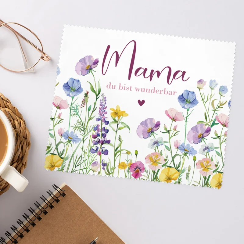 Brillenputztuch für Mama mit Blumenmotiv und Schriftzug „du bist wunderbar“ auf Tisch dekoriert