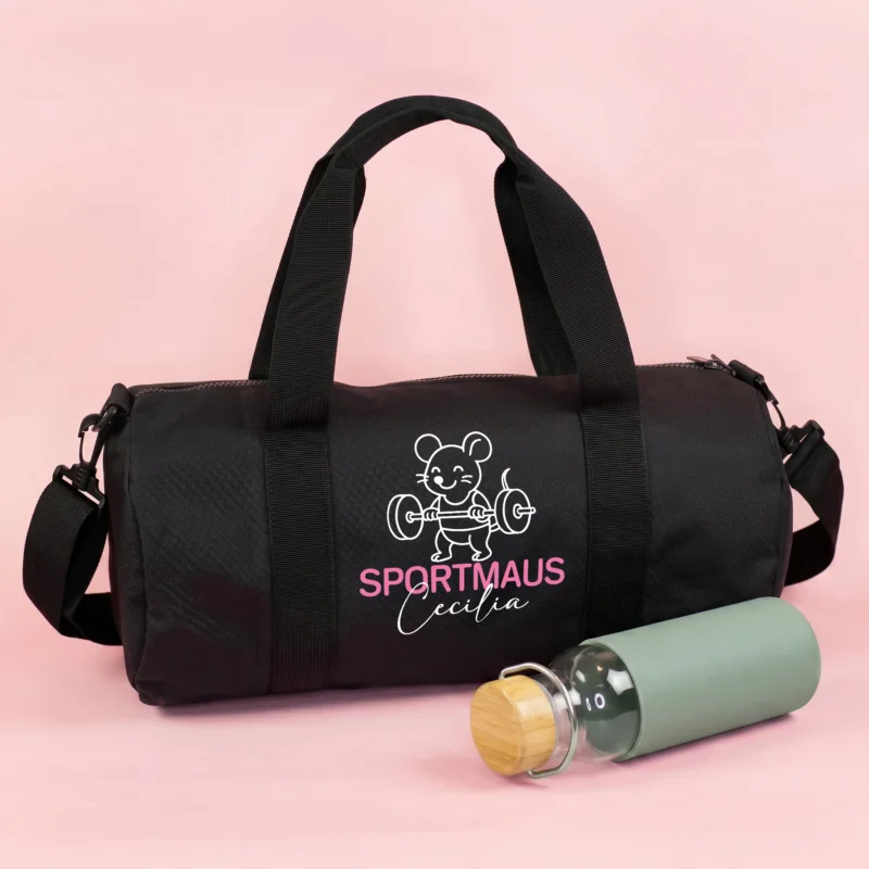 Schwarze Sporttasche mit Sportmaus Motiv, personalisiert mit Name Cecilia, neben Trinkflasche auf rosa Hintergrund