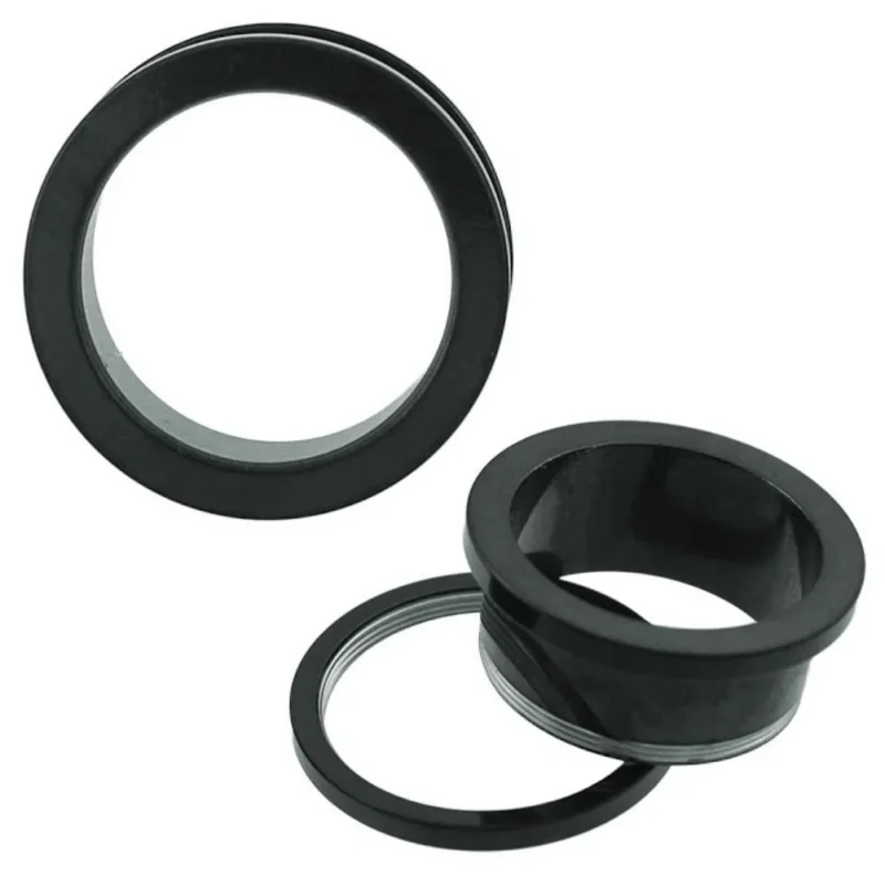 Two black circular Metalltunnel Tunnel Chirurgenstahl Unisex Edelstahl Plug Piercing pieces are shown from different angles—one upright, one flat—highlighting their hollow centers and metallic construction.