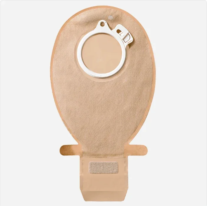 Produktbild eines transparenter Ausstreifbeutels für Sensura Click. Der Beutel hat einen Ø von 50 mm und zeichnet sich durch eine glatte, durchsichtige Oberfläche aus. Er ist so gestaltet, dass er einfach an einen Stomabeutel angeschlossen werden kann. Der Ausstreifbeutel ist leicht und flexibel sowie optimal für eine hygienische Entsorgung. Die Verpackung zeigt das Markenlogo und zusätzliche Informationen in klarer Schrift.