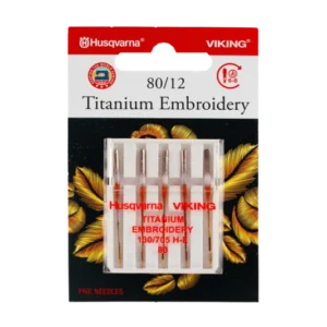 Husqvarna VIKING Titanium Sticknadeln in vollständiger Produktansicht, aufgehellt und sauber freigestellt mit transparenter Euroloch-Aussparung